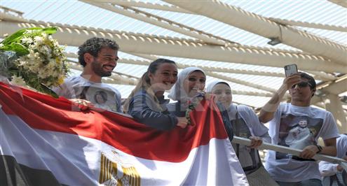 حافلة مكشوفة.. وصول جيانا فاروق إلى القاهرة وسط استقبال أسطوري (فيديو)
